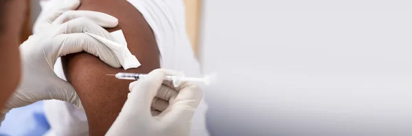 Afrikanamerikaner Som Tar Covid Vaccin Injektion Armen — Stockfoto