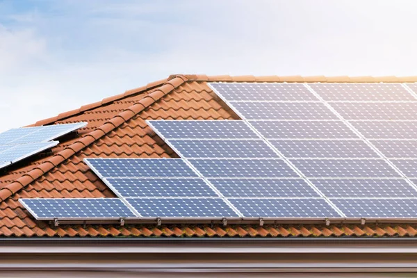 Environmentálně Udržitelný Zelený Energetický Dům Solární Panelovou Střechou — Stock fotografie