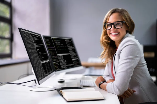 Programador Programador Mujer Software Codificación Computadora — Foto de Stock