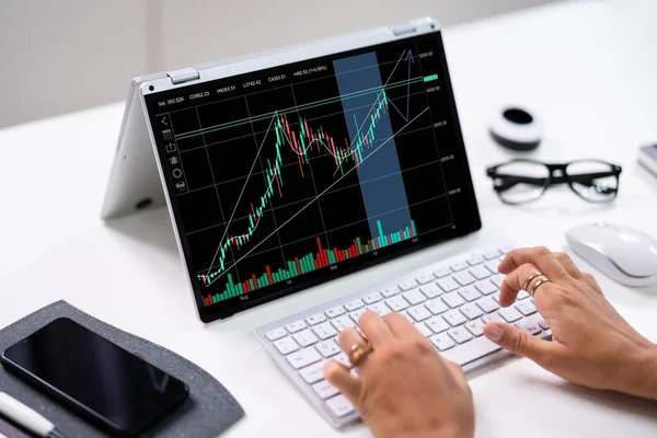 Corretor Ações Exchange Trading App Laptop — Fotografia de Stock