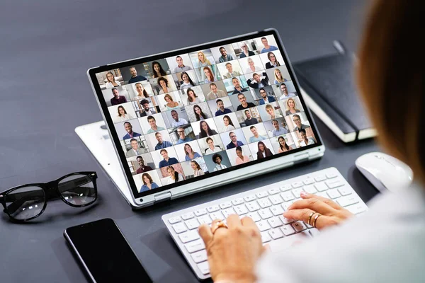 Réunion Entrevue Conférence Virtuelle Dans Salle Bureau Sur Tablette Hybride — Photo