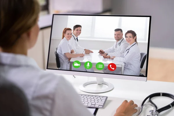 Hastane Çalışanlarından Oluşan Çeşitli Ekiple Çevrimiçi Tıbbi Video Konferansı — Stok fotoğraf