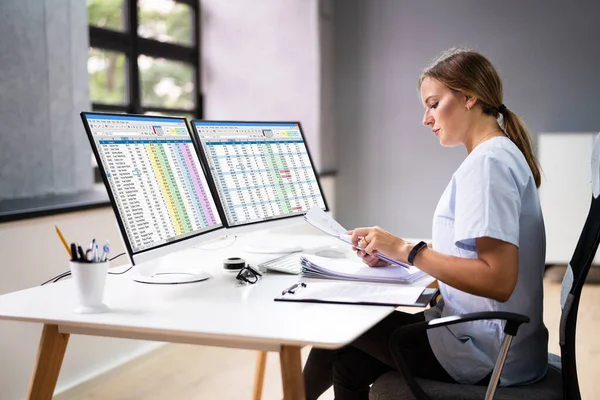 Kódy Lékařských Účtů Tabulková Data Business Analyst Woman — Stock fotografie