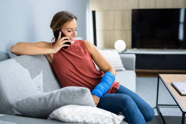 Injured Woman Talking Phone Home Accident — Stock Photo, Image