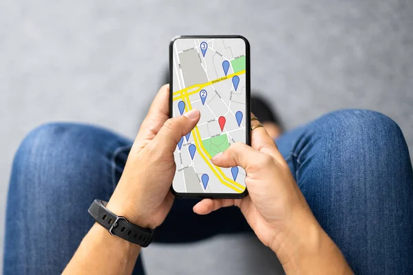 Mano Della Persona Utilizzando Mappa Navigazione Gps Sul Telefono Cellulare — Foto Stock