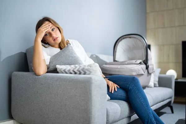 Depressive Unglückliche Frau Mit Neugeborenem Frustrierte Mutter — Stockfoto