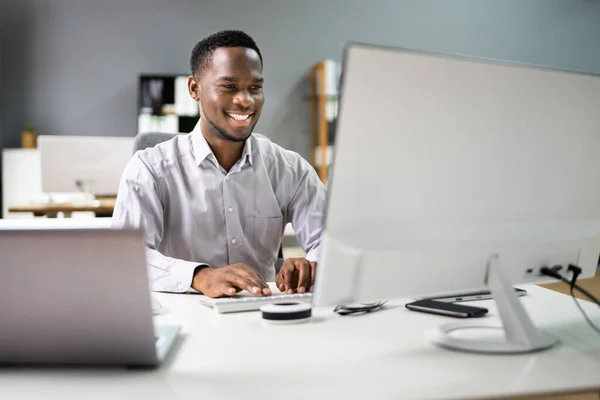 Hombre Profesional Feliz Empleado Usando Computadora Para Trabajo — Foto de Stock