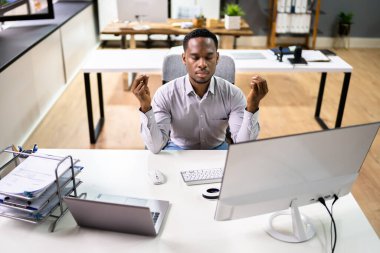 Ofisteki Bilgisayarın Arkasında Afrikalı Amerikalı Adam Meditasyonu