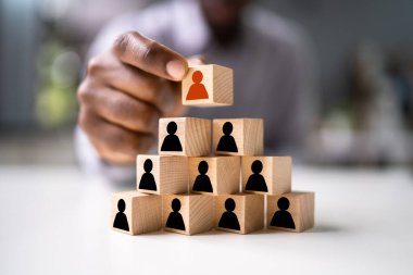 Afrikalı Amerikan Lideri Blokları İstifliyor. HR Liderlik Konsepti