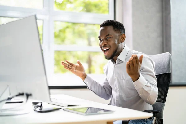Homem Africano Chocado Com Ransomware Computador Escritório — Fotografia de Stock