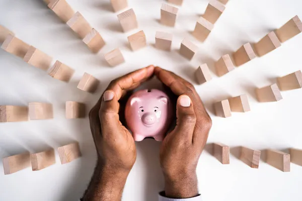 Mano Africana Americana Protegiendo Dinero Efectivo Del Riesgo Dominó — Foto de Stock