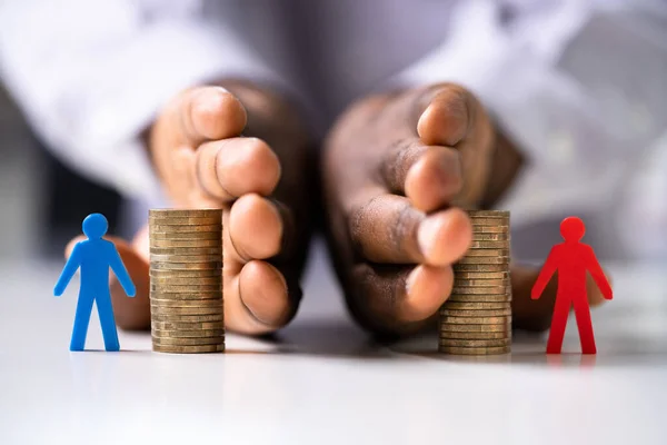 Afro Amerikaanse Hand Scheidt Geld Inkomen Investeringen — Stockfoto