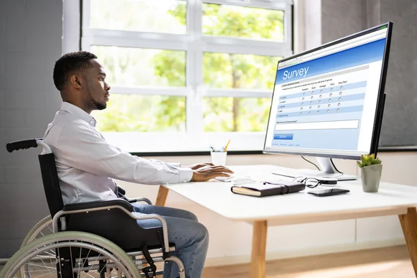 Hombre Africano Silla Ruedas Llenar Formulario Encuesta Línea Computadora — Foto de Stock