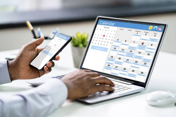 African American Doing Calendar Schema Planering Arbetsprogram För Företag — Stockfoto