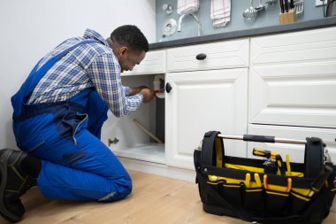 Tesisatçı Mutfak Borularını Tamir Ediyor. Su Lavabosu Servisi