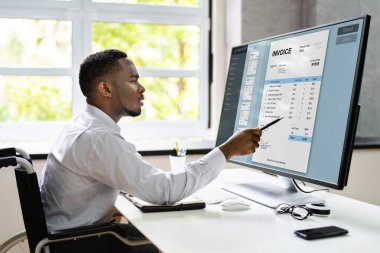 Tekerlekli sandalyedeki bilgisayarda çalışan engelli Afrikalı Muhasebeci