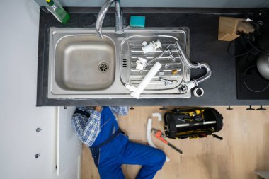 Tesisatçı Mutfak Borularını Tamir Ediyor. Su Lavabosu Servisi