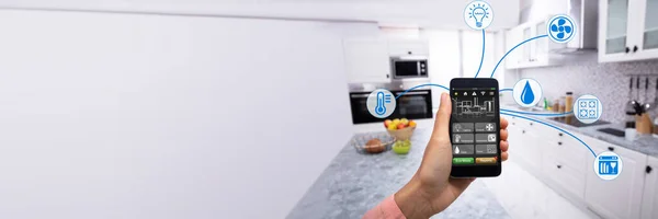 Африканська Жінка Використовує Додаток Smart House Technology — стокове фото