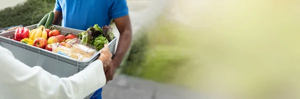 African Man Delivering Grocery Crate Woman — Stock Photo, Image