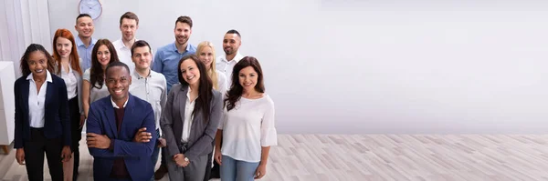 Grupo Feliz Dos Povos Negócio Que Estão Escritório — Fotografia de Stock