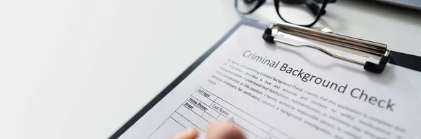 Mão Preenchendo Antecedentes Criminais Verifique Formulário Inscrição — Fotografia de Stock