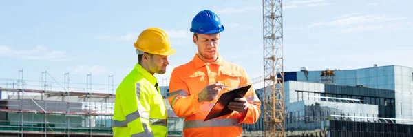 Építsd Site Engineer Pointing Munkavállaló Felügyelő Írótáblával — Stock Fotó