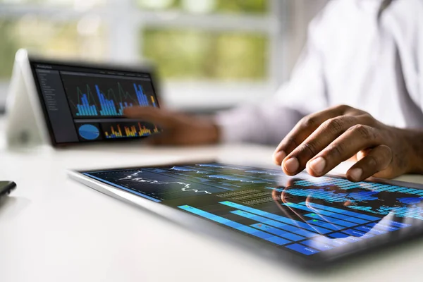 African Businessman Using Analytics Data Kpi Dashboard Tech — Stock Photo, Image