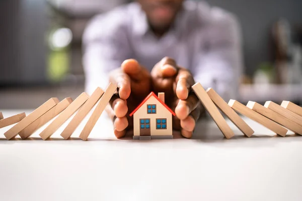 Hausratversicherung Herausforderung Durch Domino Kette Und Risikoabsicherung — Stockfoto