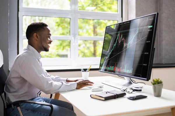 African American Man Trading Stock Market Online Számítógépen — Stock Fotó