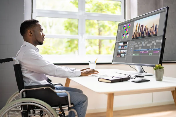 Afro Amerikaanse Video Editor Tech Job Met Behulp Van Computer — Stockfoto