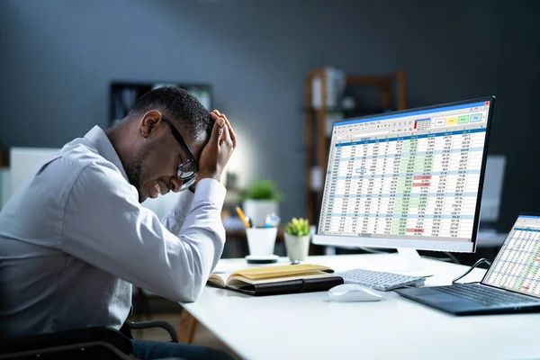 Стрессовая Депрессия Африканского Человека Столом Уставший Скуки Бизнесмен — стоковое фото