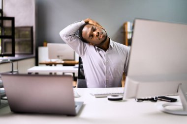 Ofis masasında çalışan esneme hareketleri.