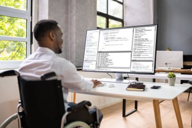 Afrikalı Amerikalı Web Geliştiricisi. Yazılım Programcısı Kodlaması