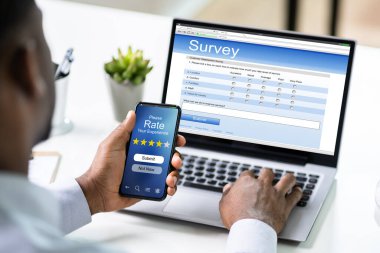 Afrikalı Adam Laptop Bilgisayarında Anket ya da Form Dolduruyor