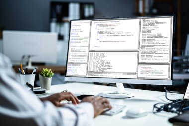 Bilgisayar 'da Afro-Amerikan Web kodlayıcı. Gece Yazılım Programcısı