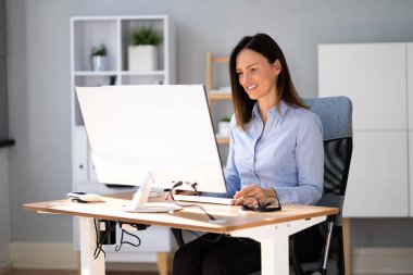 Ofisteki Bilgisayarda Mutlu İş Çalışanları Masaüstü