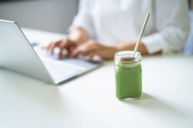 Taze, sağlıklı meyve suyu. Çiğ yemek yemek.