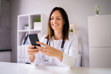 Telefondaki görüntülü konferans görüşmesi.