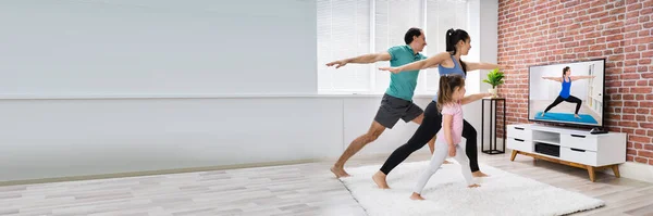 Fit Οικογένεια Κάνει Στο Σπίτι Απευθείας Σύνδεση Τεντώνοντας Yoga Άσκηση — Φωτογραφία Αρχείου