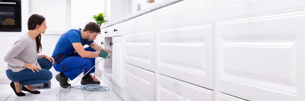 Loodgieter Schoonmaken Afvoer Huis Pijpklomp Probleem — Stockfoto