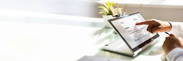 Online Kontoauszug Für Digitale Rechnungen Auf Hybrid Laptop — Stockfoto