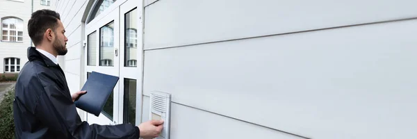 Bailiff Debt Collector Touching Doorbell Inglês Confisco Apreensão — Fotografia de Stock