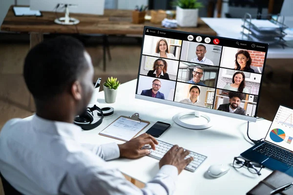 Oglądanie Online Video Conference Spotkanie Biurze — Zdjęcie stockowe