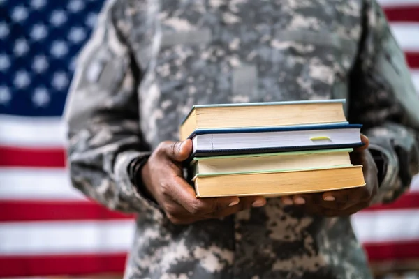 Joven Estudiante Soldado Uniforme Estudio Veteranos — Foto de Stock