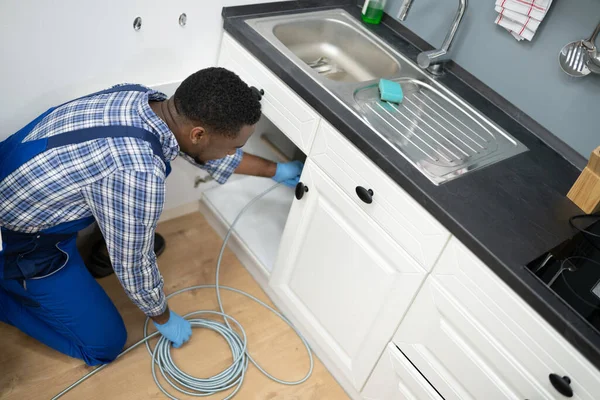 Υδραυλική Αποχέτευση Υπηρεσίες Καθαρισμού Στην Κουζίνα Αποφράξτε Φραγμένο Σωλήνα — Φωτογραφία Αρχείου