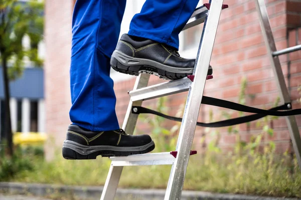 Homme Escalade Étape Échelle Dans Chaussures Sécurité — Photo