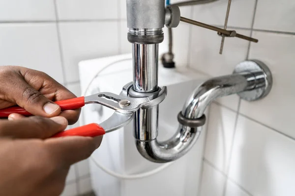 Foto Van Loodgieter Vaststelling Van Een Wastafel Badkamer — Stockfoto