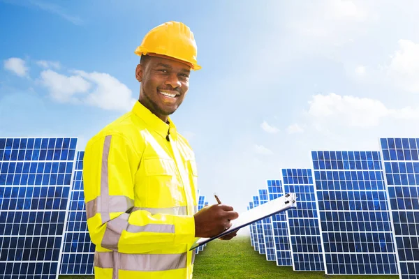 Tecnologia Fotovoltaica Energia Verde Trabalhador Planta Painel Solar — Fotografia de Stock