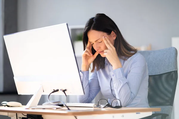 Depressive Geschäftsfrau Mit Kopfschmerzen Amt — Stockfoto