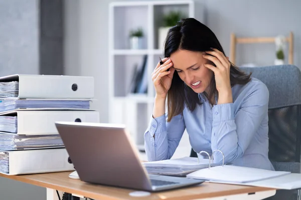 Empleado Aburrido Del Contable Adicto Trabajo Con Dolor Cabeza Estrés —  Fotos de Stock